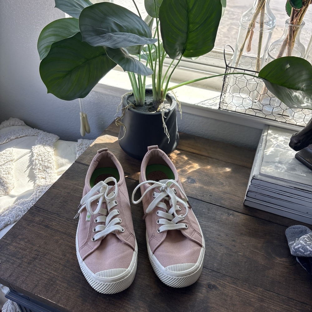 Cariuma OCA Low Shoes Womens Size 8.5 Pink Canvas Lace Up Sneakers Casual